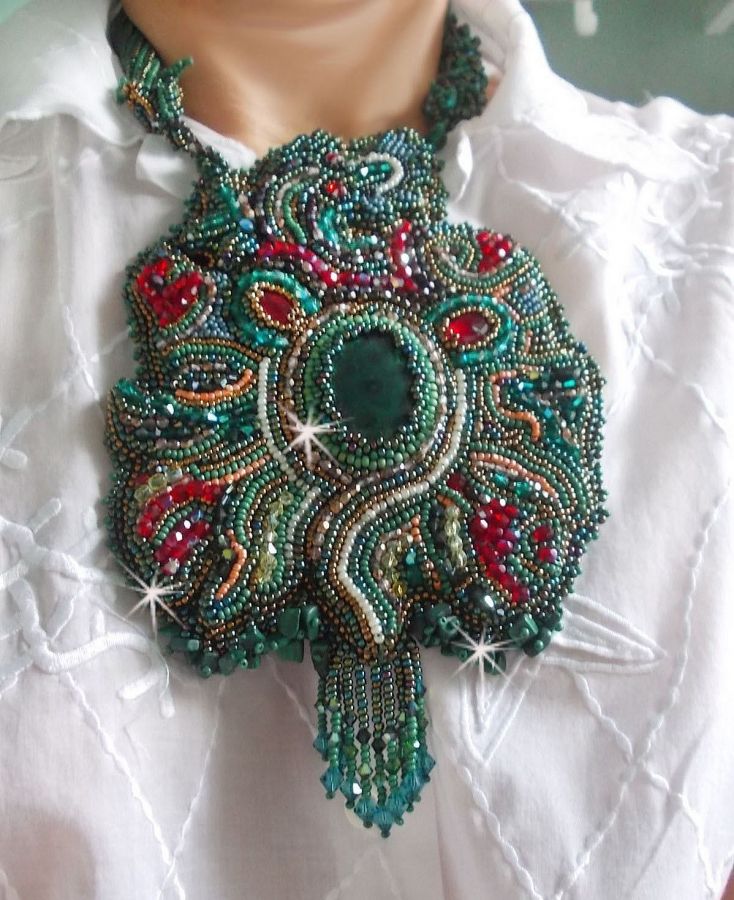 Drakenketting geborduurd met een cabochon en chips in Natuurlijk Malachiet, een mooie smaragdgroene gradatie met deze gekleurde rocailles
