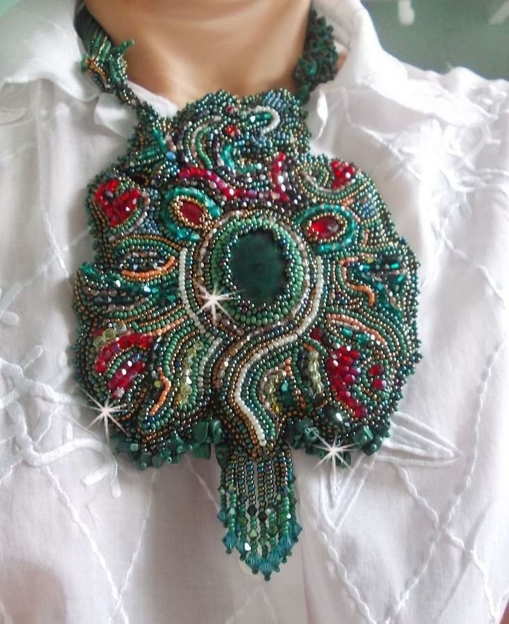 Drakenketting geborduurd met een cabochon en chips in Natuurlijk Malachiet, een mooie smaragdgroene gradatie met deze gekleurde rocailles