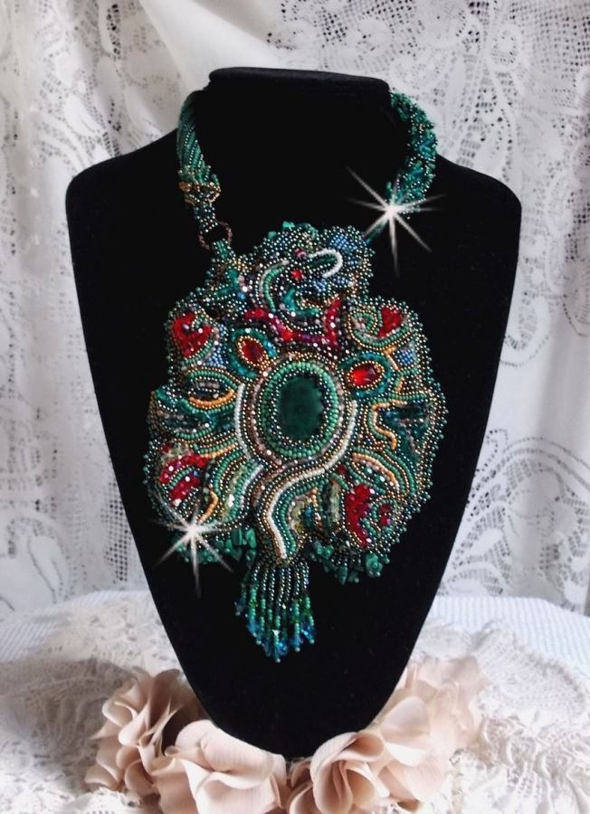 Drakenketting geborduurd met een cabochon en chips in Natuurlijk Malachiet, een mooie smaragdgroene gradatie met deze gekleurde rocailles