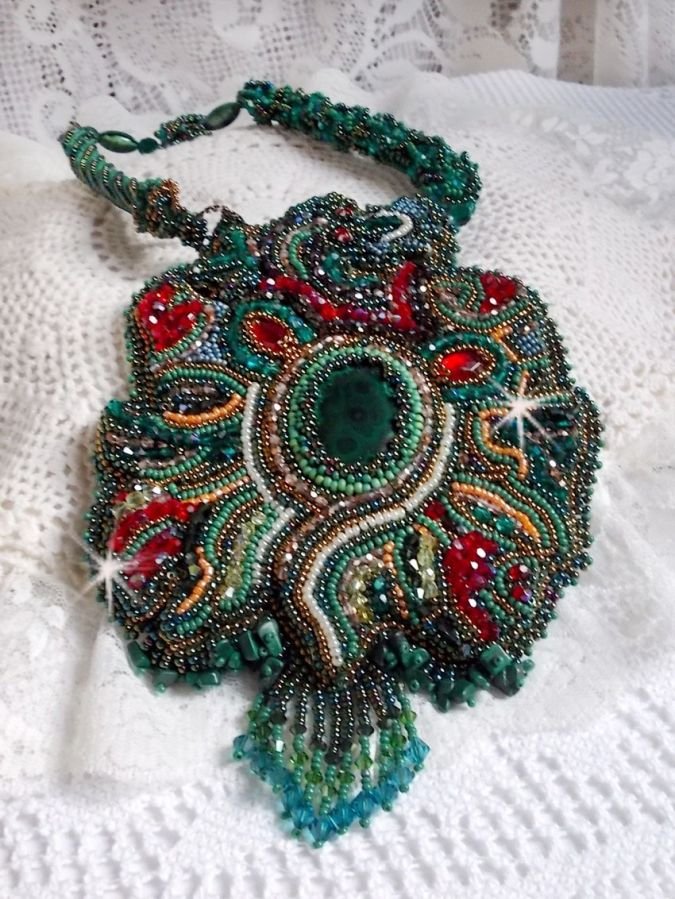 Drakenketting geborduurd met een cabochon en chips in Natuurlijk Malachiet, een mooie smaragdgroene gradatie met deze gekleurde rocailles