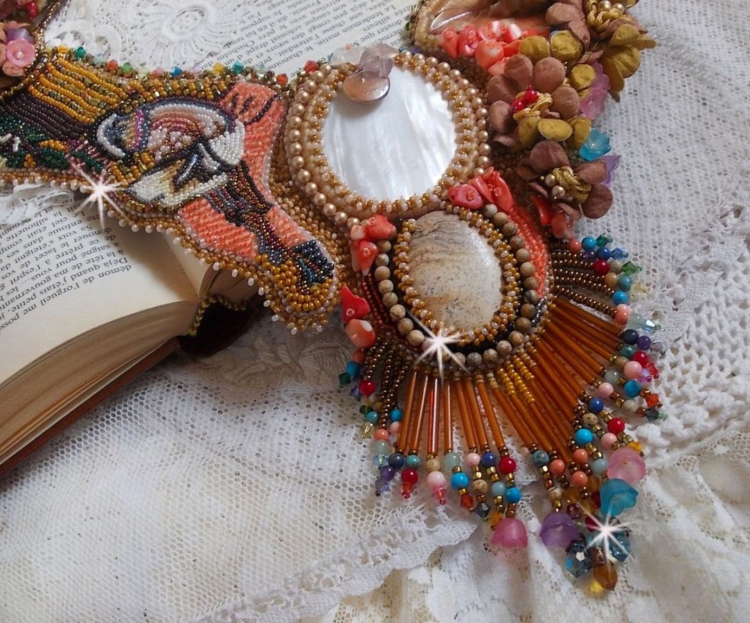 Exotisch Envol collier geborduurd met kant, edelstenen, diverse parels van zeer mooie kwaliteit in Haute-Couture stijl
