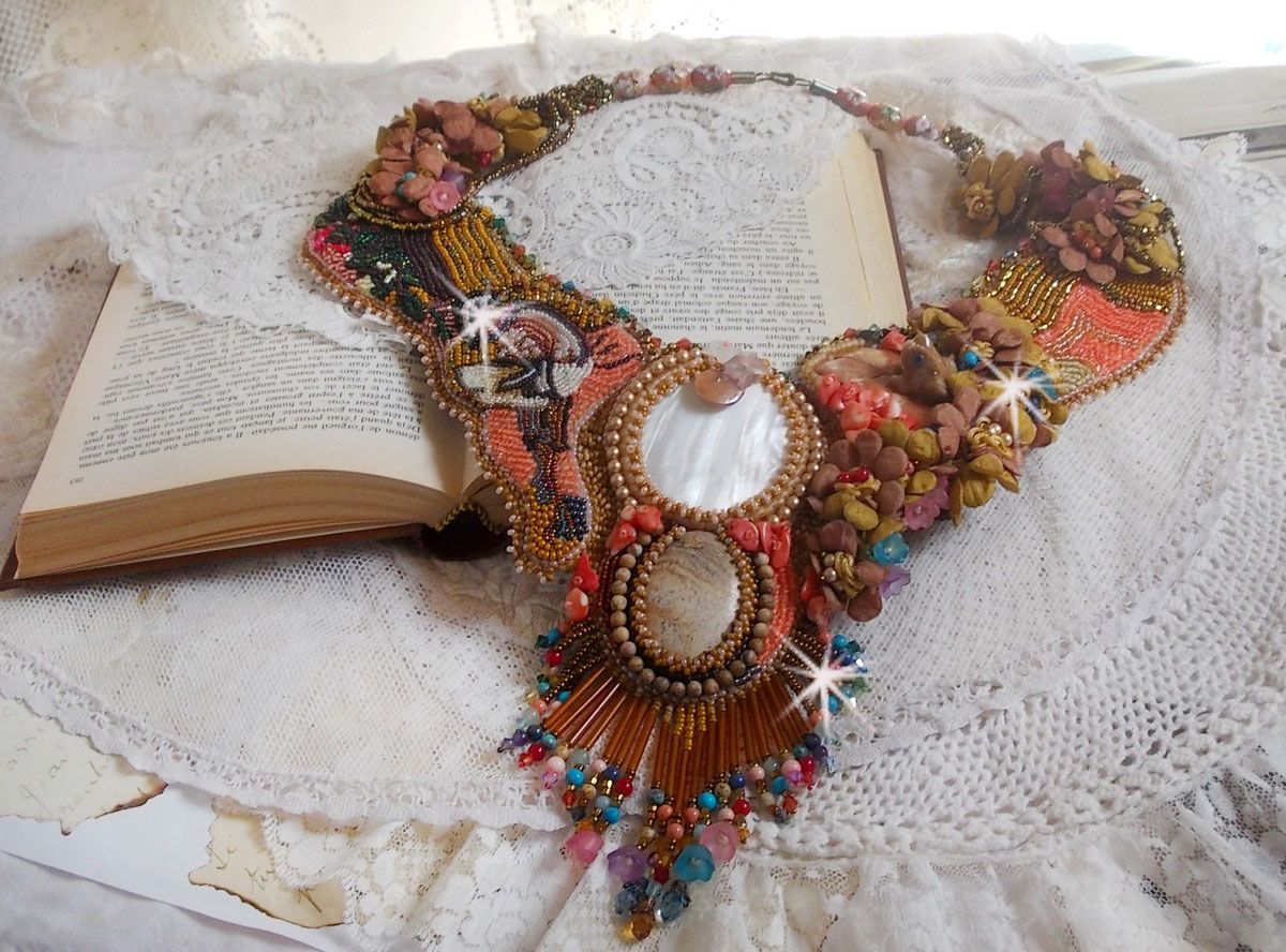 Exotisch Envol collier geborduurd met kant, edelstenen, diverse parels van zeer mooie kwaliteit in Haute-Couture stijl