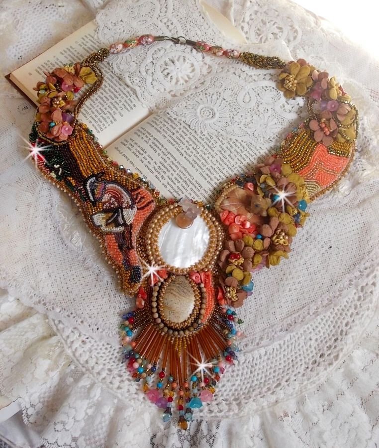 Exotisch Envol collier geborduurd met kant, edelstenen, diverse parels van zeer mooie kwaliteit in Haute-Couture stijl