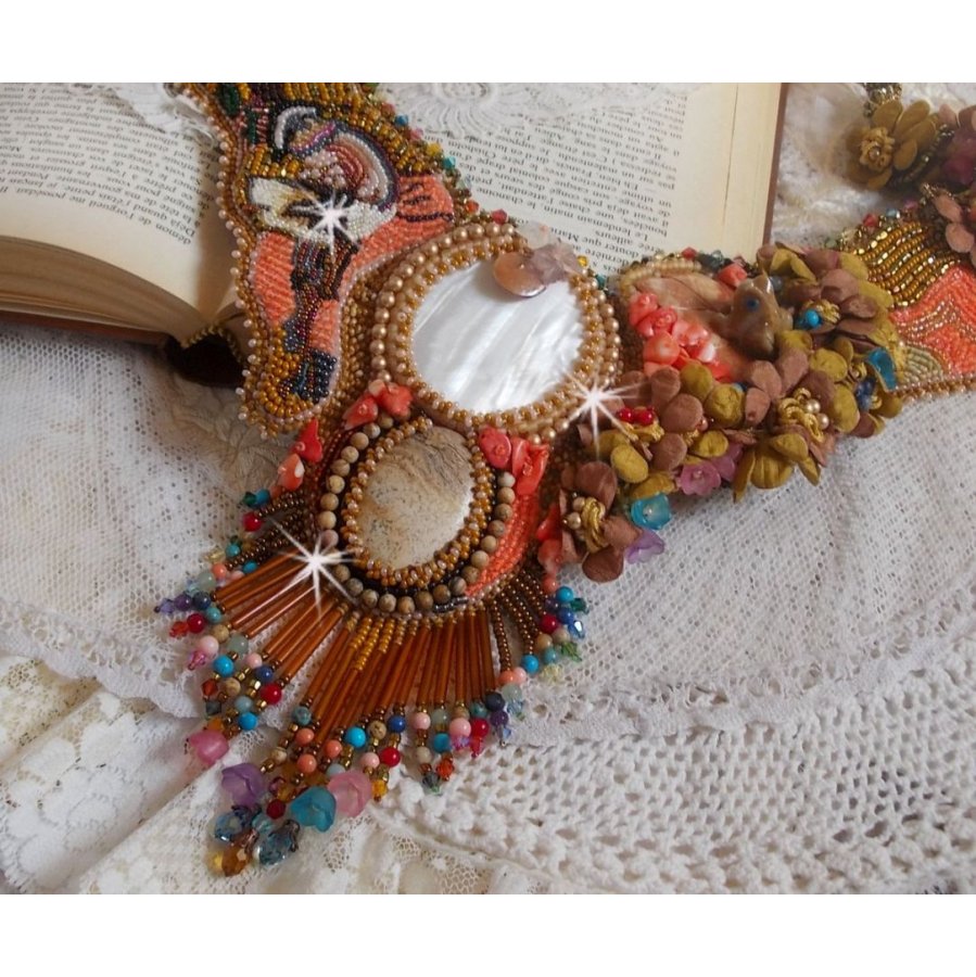 Exotisch Envol collier geborduurd met kant, edelstenen, diverse parels van zeer mooie kwaliteit in Haute-Couture stijl