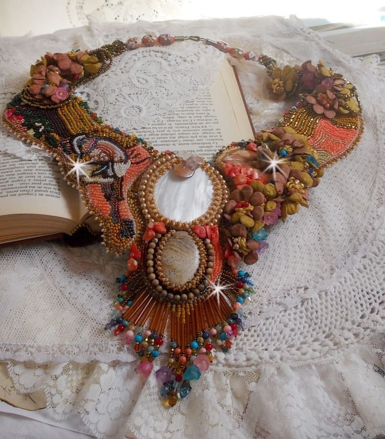 Exotisch Envol collier geborduurd met kant, edelstenen, diverse parels van zeer mooie kwaliteit in Haute-Couture stijl