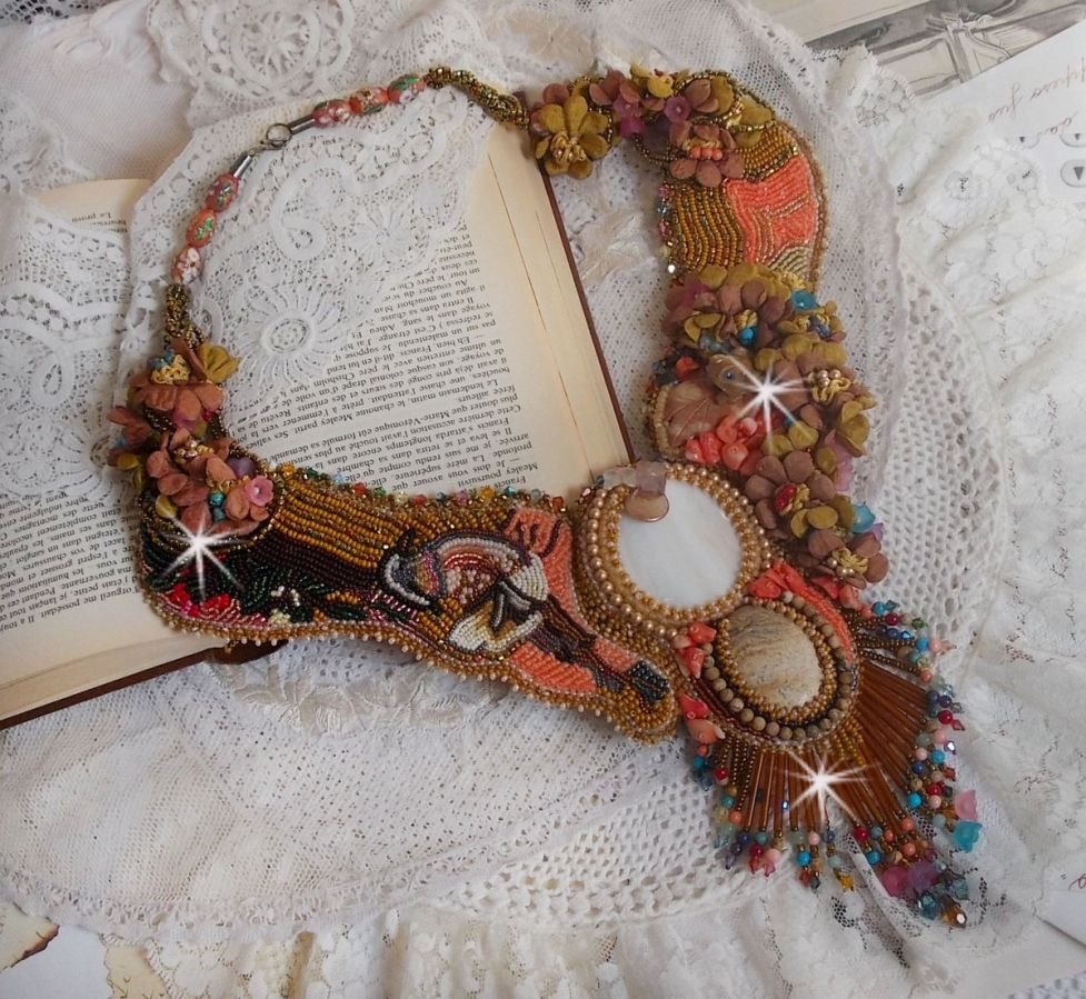 Exotisch Envol collier geborduurd met kant, edelstenen, diverse parels van zeer mooie kwaliteit in Haute-Couture stijl