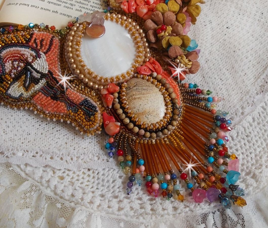 Exotisch Envol collier geborduurd met kant, edelstenen, diverse parels van zeer mooie kwaliteit in Haute-Couture stijl
