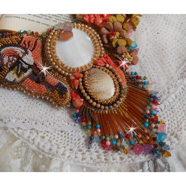 Exotisch Envol collier geborduurd met kant, edelstenen, diverse parels van zeer mooie kwaliteit in Haute-Couture stijl