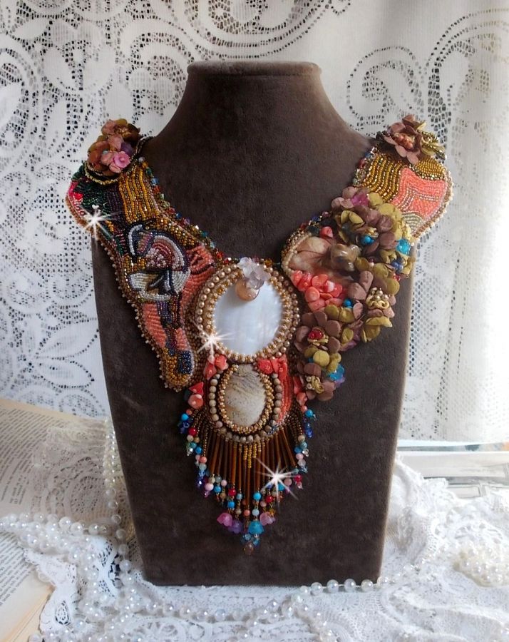 Exotisch Envol collier geborduurd met kant, edelstenen, diverse parels van zeer mooie kwaliteit in Haute-Couture stijl