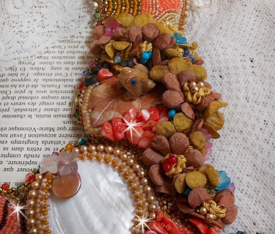 Exotisch Envol collier geborduurd met kant, edelstenen, diverse parels van zeer mooie kwaliteit in Haute-Couture stijl