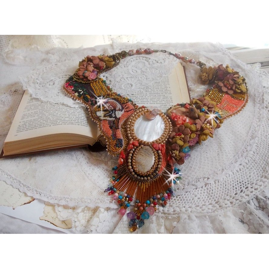 Exotisch Envol collier geborduurd met kant, edelstenen, diverse parels van zeer mooie kwaliteit in Haute-Couture stijl