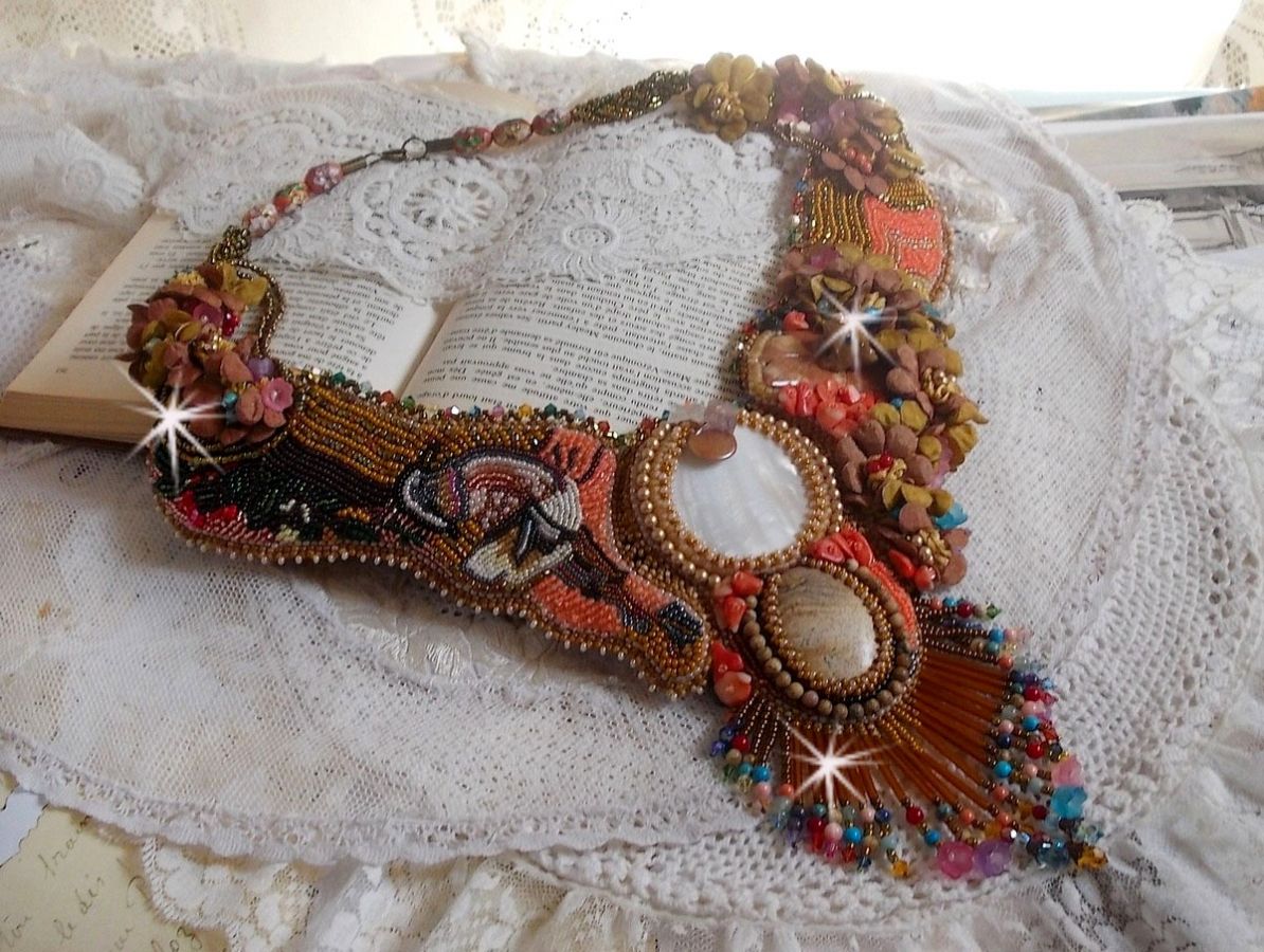Exotisch Envol collier geborduurd met kant, edelstenen, diverse parels van zeer mooie kwaliteit in Haute-Couture stijl