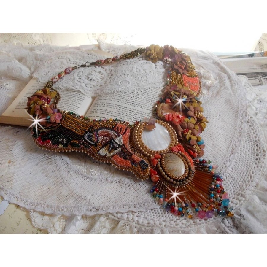 Exotisch Envol collier geborduurd met kant, edelstenen, diverse parels van zeer mooie kwaliteit in Haute-Couture stijl