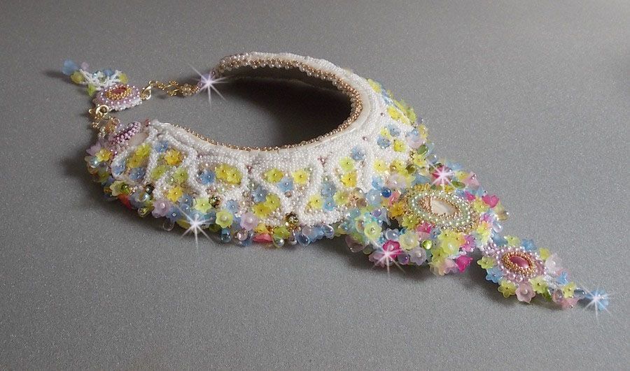 Envolée Fleurie ketting, lucite bloemen, parels en rocailles geborduurd in Haute-Couture stijl.