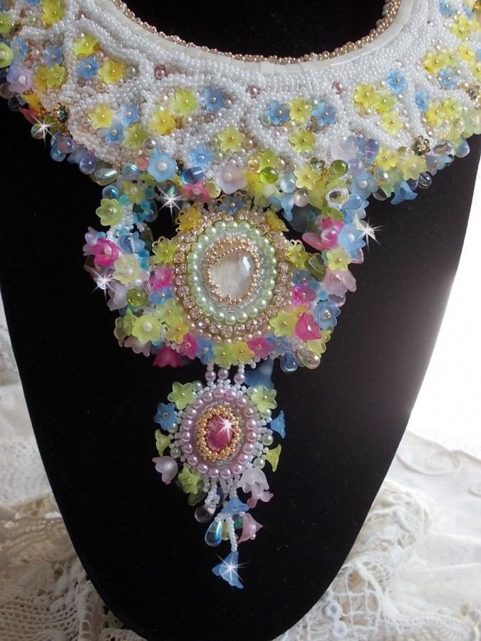 Envolée Fleurie ketting, lucite bloemen, parels en rocailles geborduurd in Haute-Couture stijl.