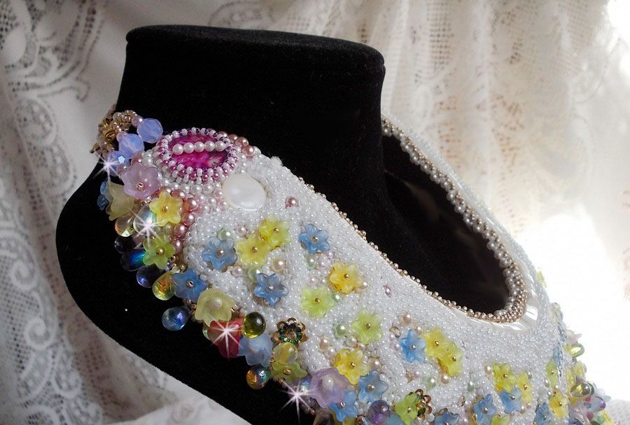 Envolée Fleurie ketting, lucite bloemen, parels en rocailles geborduurd in Haute-Couture stijl.