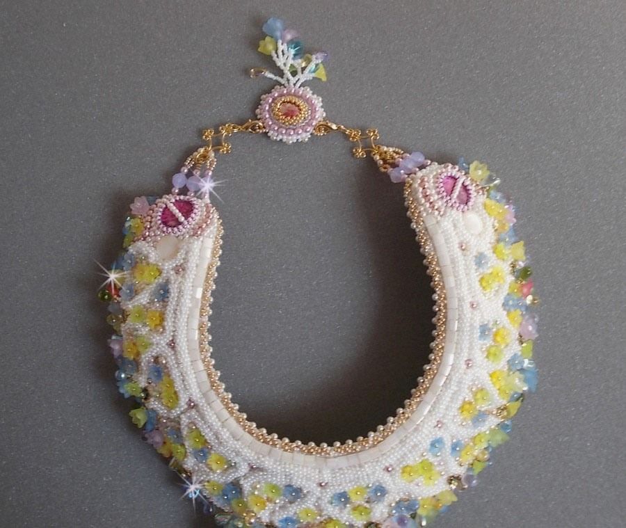 Envolée Fleurie ketting, lucite bloemen, parels en rocailles geborduurd in Haute-Couture stijl.