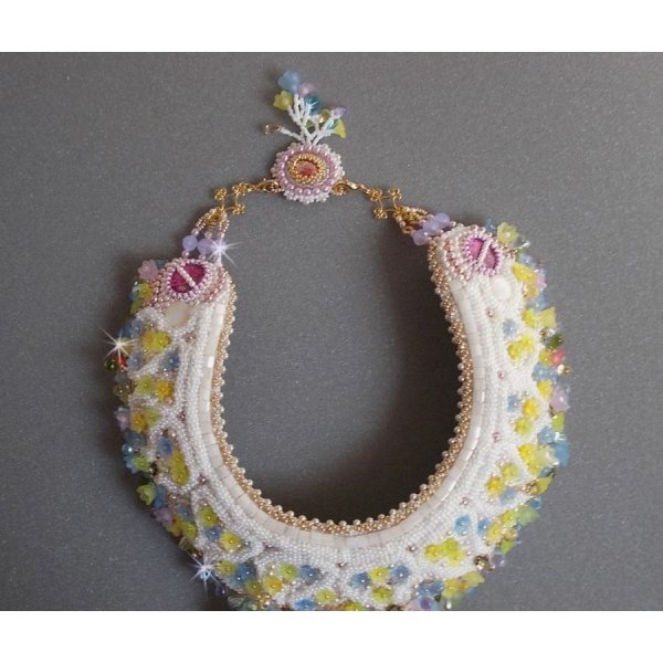 Envolée Fleurie ketting, lucite bloemen, parels en rocailles geborduurd in Haute-Couture stijl.