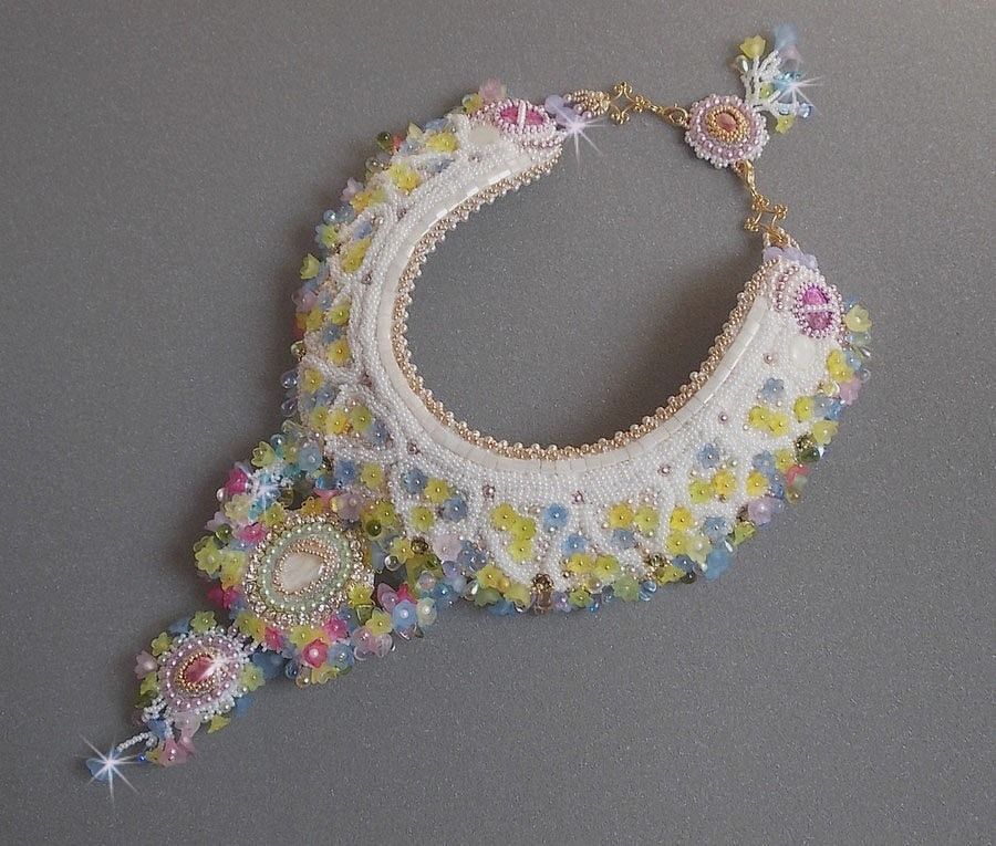 Envolée Fleurie ketting, lucite bloemen, parels en rocailles geborduurd in Haute-Couture stijl.