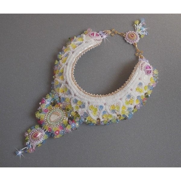 Envolée Fleurie ketting, lucite bloemen, parels en rocailles geborduurd in Haute-Couture stijl.
