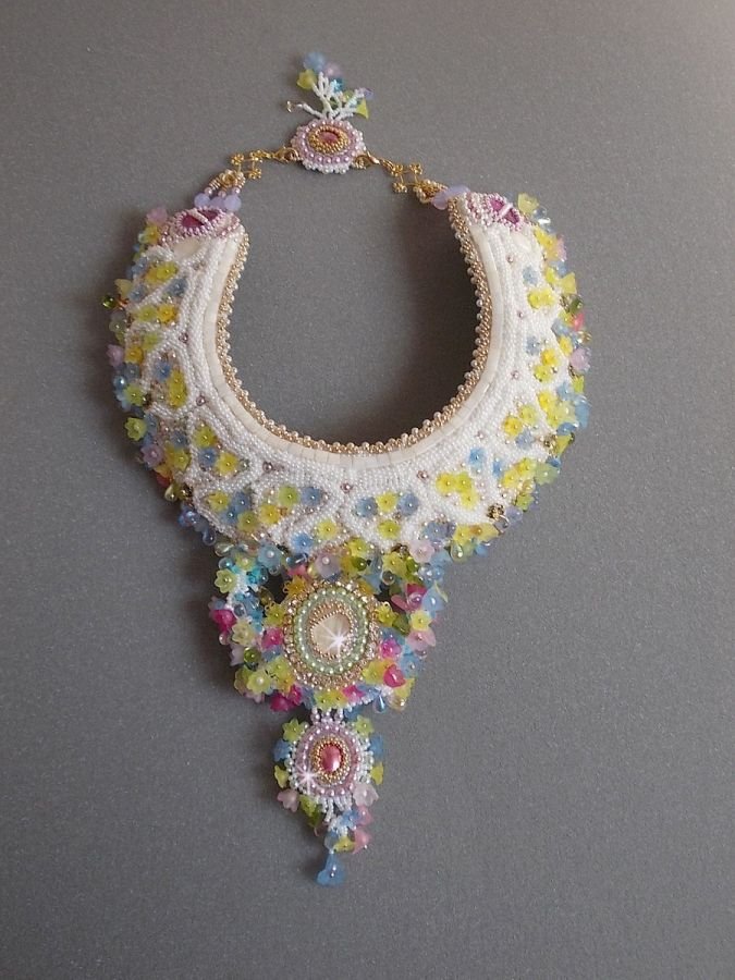 Envolée Fleurie ketting, lucite bloemen, parels en rocailles geborduurd in Haute-Couture stijl.