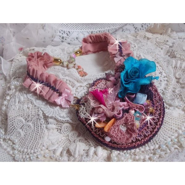 Jardin Po&eacute;tique collier met kant, Swarovski kristallen, parels, rocailles, 18K verguld zilver en halfedelstenen