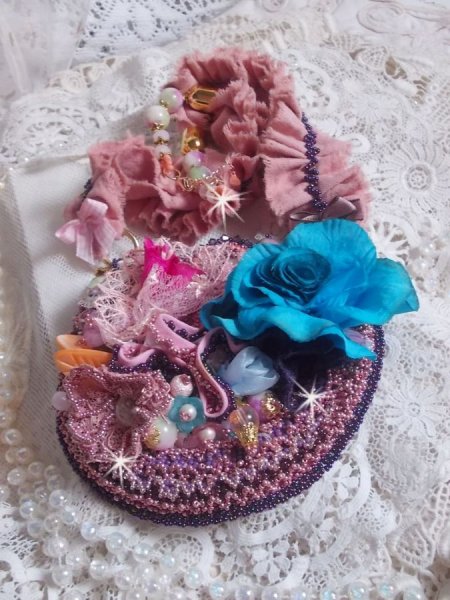 Jardin Po&eacute;tique collier met kant, Swarovski kristallen, parels, rocailles, 18K verguld zilver en halfedelstenen