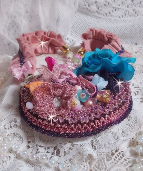 Jardin Po&eacute;tique collier met kant, Swarovski kristallen, parels, rocailles, 18K verguld zilver en halfedelstenen