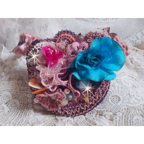 Jardin Po&eacute;tique collier met kant, Swarovski kristallen, parels, rocailles, 18K verguld zilver en halfedelstenen