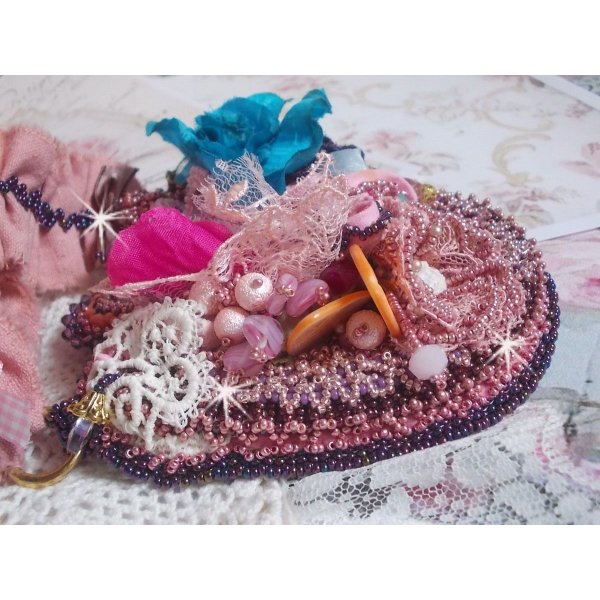 Jardin Po&eacute;tique collier met kant, Swarovski kristallen, parels, rocailles, 18K verguld zilver en halfedelstenen