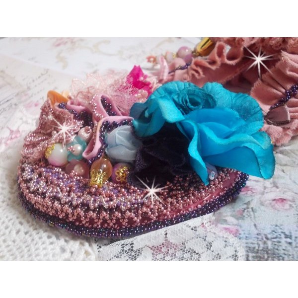 Jardin Po&eacute;tique collier met kant, Swarovski kristallen, parels, rocailles, 18K verguld zilver en halfedelstenen