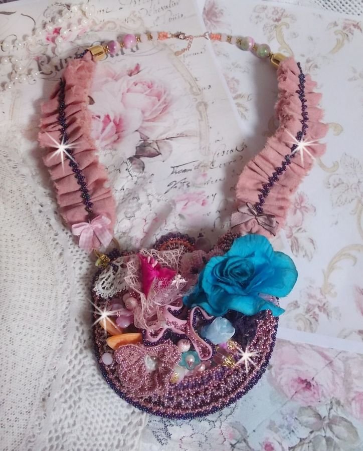 Jardin Poétique collier met kant, Swarovski kristallen, parels, rocailles, 18K verguld zilver en halfedelstenen