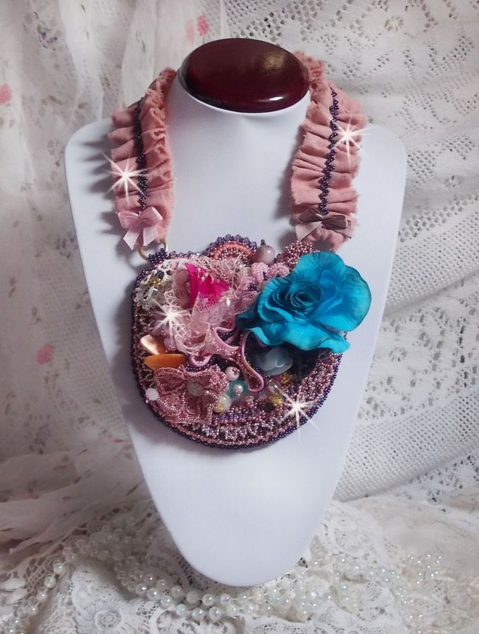 Jardin Poétique collier met kant, Swarovski kristallen, parels, rocailles, 18K verguld zilver en halfedelstenen