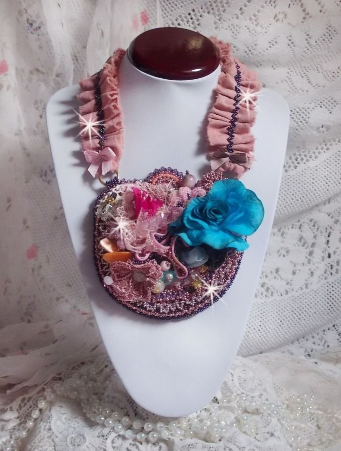 Jardin Poétique collier met kant, Swarovski kristallen, parels, rocailles, 18K verguld zilver en halfedelstenen