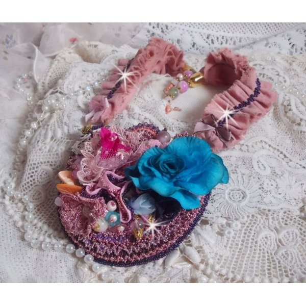 Jardin Po&eacute;tique collier met kant, Swarovski kristallen, parels, rocailles, 18K verguld zilver en halfedelstenen