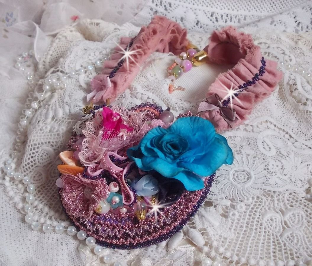 Jardin Poétique collier met kant, Swarovski kristallen, parels, rocailles, 18K verguld zilver en halfedelstenen