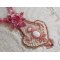 Roze lelie ketting met witte Howliet edelsteen, rocailles, kant en diverse kralen Haute-Couture stijl