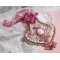 Roze lelie ketting met witte Howliet edelsteen, rocailles, kant en diverse kralen Haute-Couture stijl