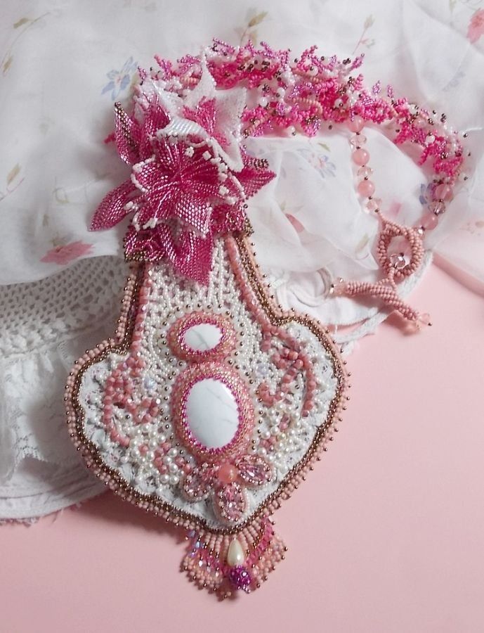 Roze lelie ketting met witte Howliet edelsteen, rocailles, kant en diverse kralen Haute-Couture stijl
