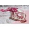 Roze lelie ketting met witte Howliet edelsteen, rocailles, kant en diverse kralen Haute-Couture stijl