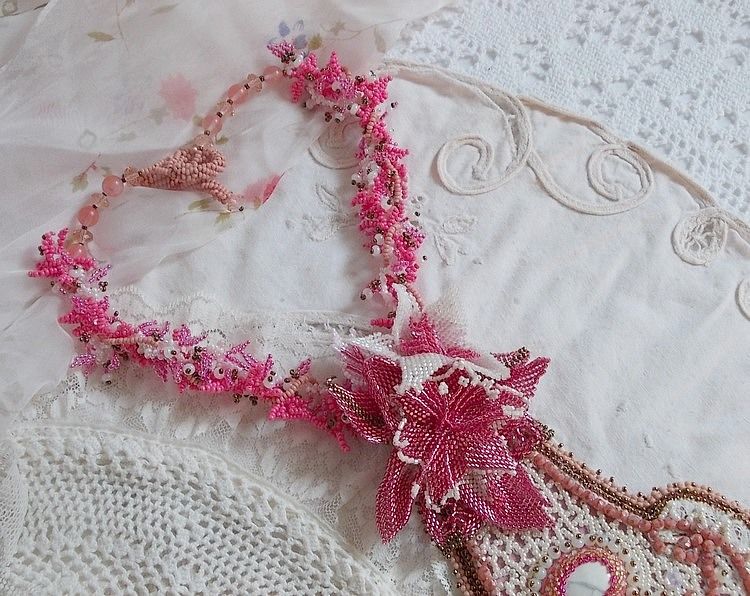 Roze lelie ketting met witte Howliet edelsteen, rocailles, kant en diverse kralen Haute-Couture stijl