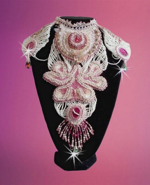 Collier plastron Madame de Pompadour, le plaisir des yeux brod&eacute; avec des perles de qualit&eacute; fa&ccedil;on Haute-Couture