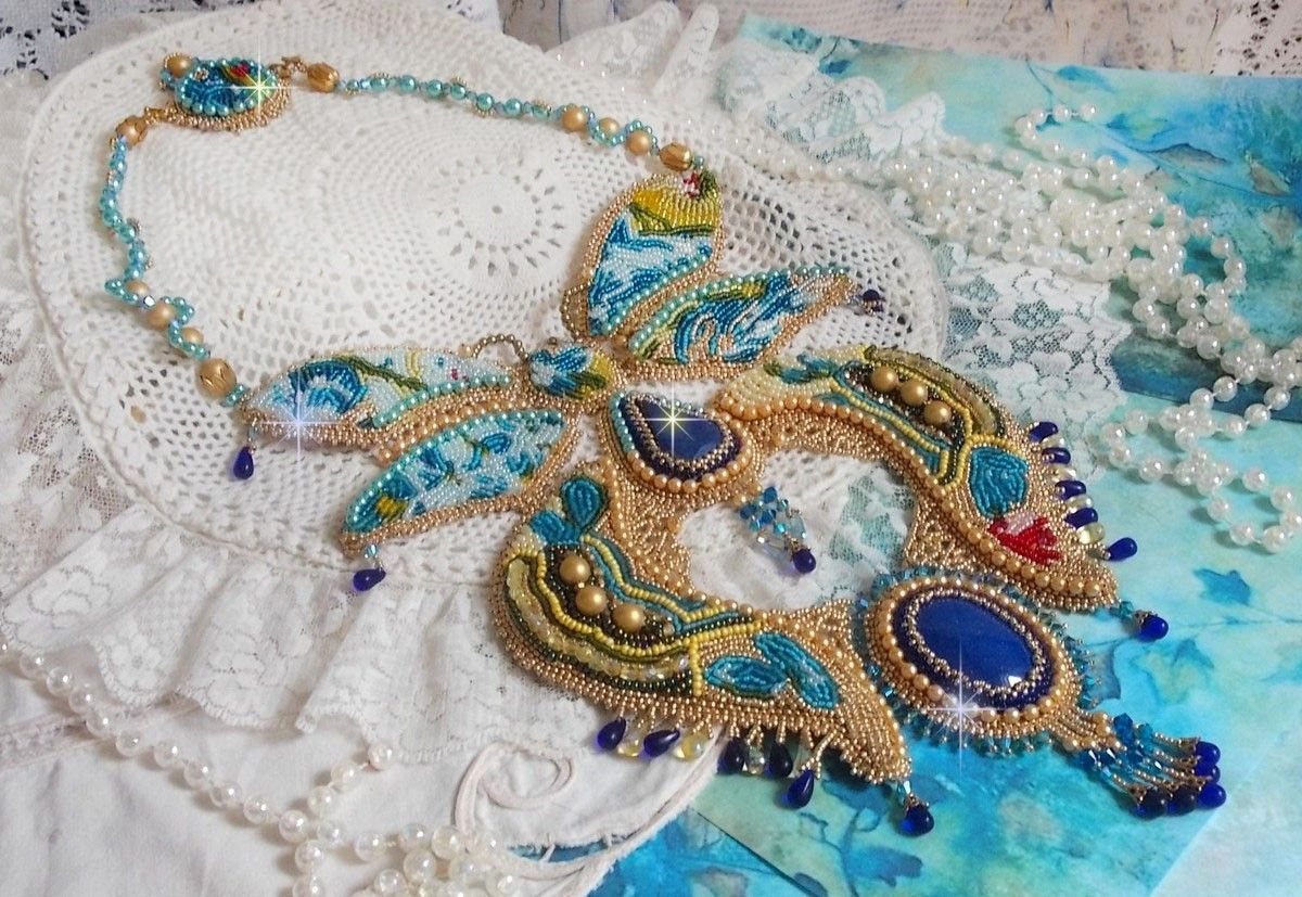 Haute-Couture Blauw Goud Vlinder Ketting geborduurd met edelstenen, kristallen, glaskralen en rocailles