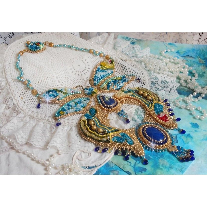 Haute-Couture Blauw Goud Vlinder Ketting geborduurd met edelstenen, kristallen, glaskralen en rocailles