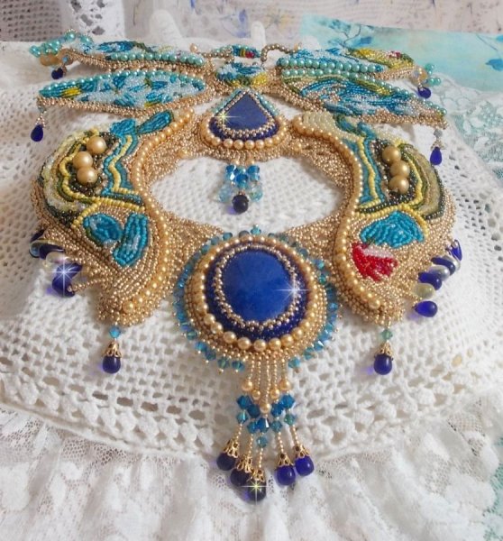 Haute-Couture Blauw Goud Vlinder Ketting geborduurd met edelstenen, kristallen, glaskralen en rocailles