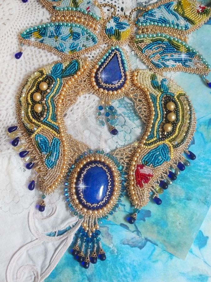 Haute-Couture Blauw Goud Vlinder Ketting geborduurd met edelstenen, kristallen, glaskralen en rocailles