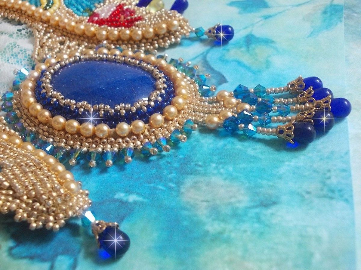Haute-Couture Blauw Goud Vlinder Ketting geborduurd met edelstenen, kristallen, glaskralen en rocailles