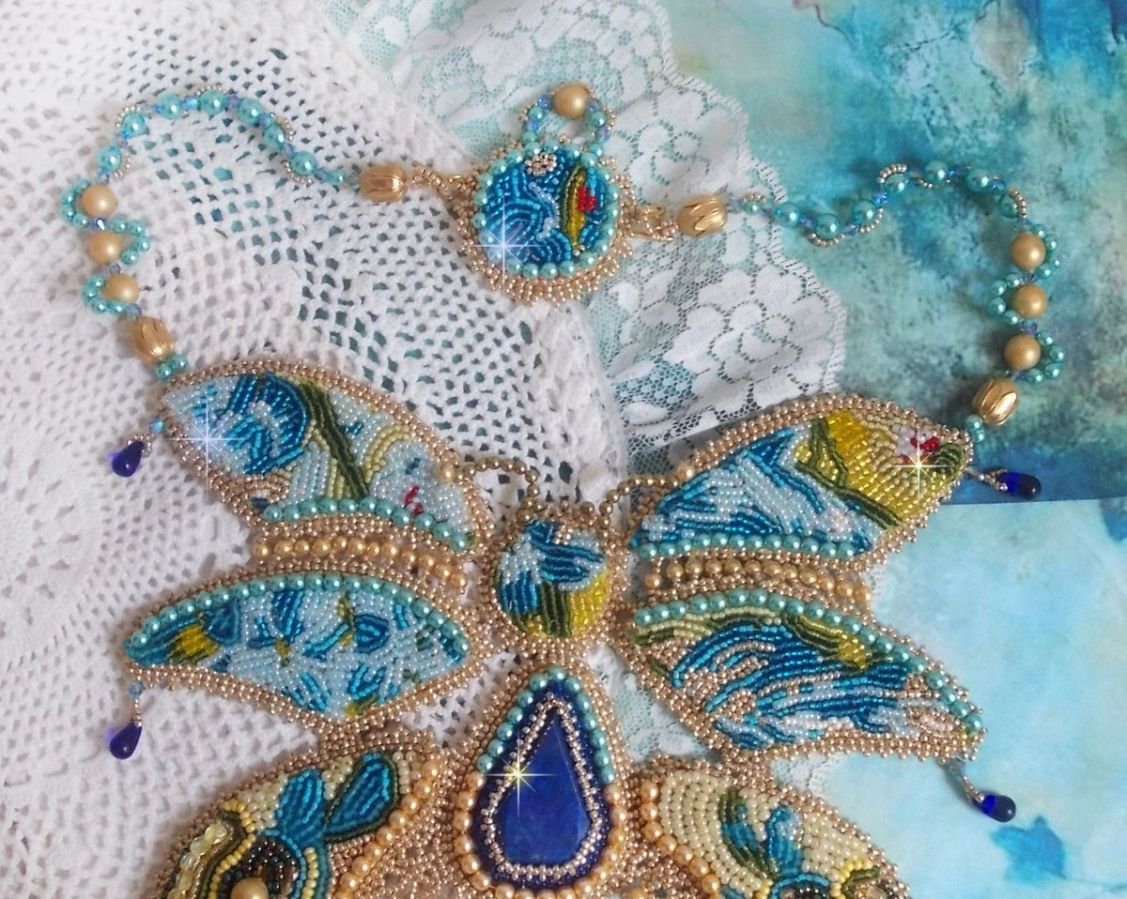 Haute-Couture Blauw Goud Vlinder Ketting geborduurd met edelstenen, kristallen, glaskralen en rocailles