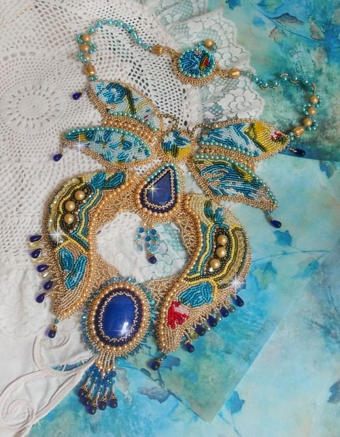 Haute-Couture Blauw Goud Vlinder Ketting geborduurd met edelstenen, kristallen, glaskralen en rocailles