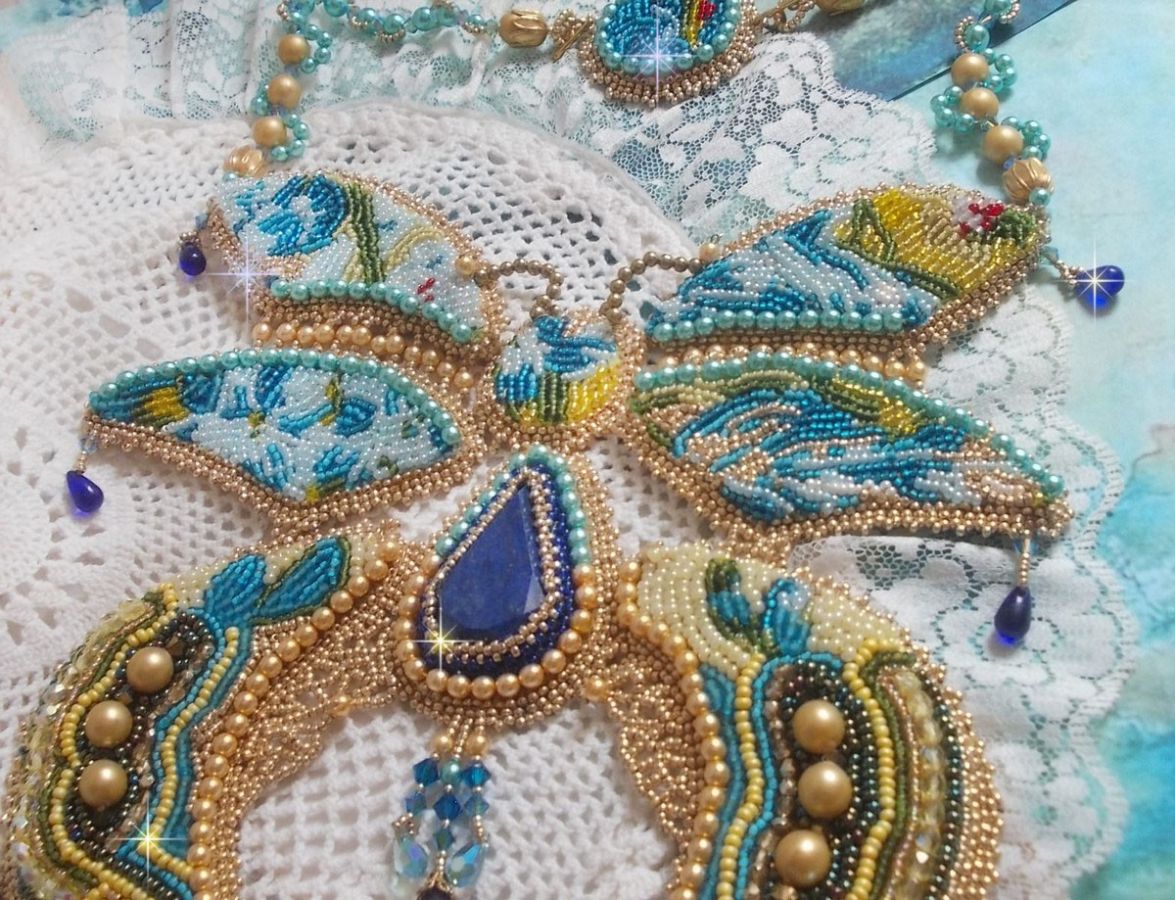 Haute-Couture Blauw Goud Vlinder Ketting geborduurd met edelstenen, kristallen, glaskralen en rocailles